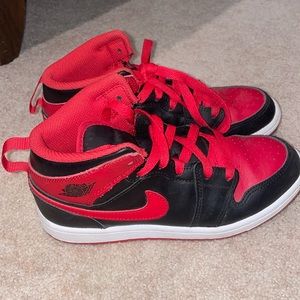 Authentic Nike, Air Jordan, 1 mid size 2 youth red and black excellent condition